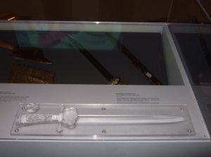 Photo showing an exhibit incorporating the relief representation of the hunting knife